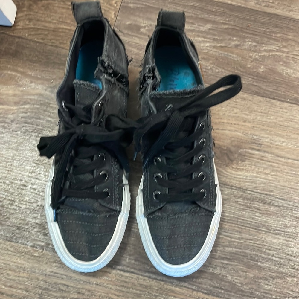 Blowfish wedged sneaker. 9